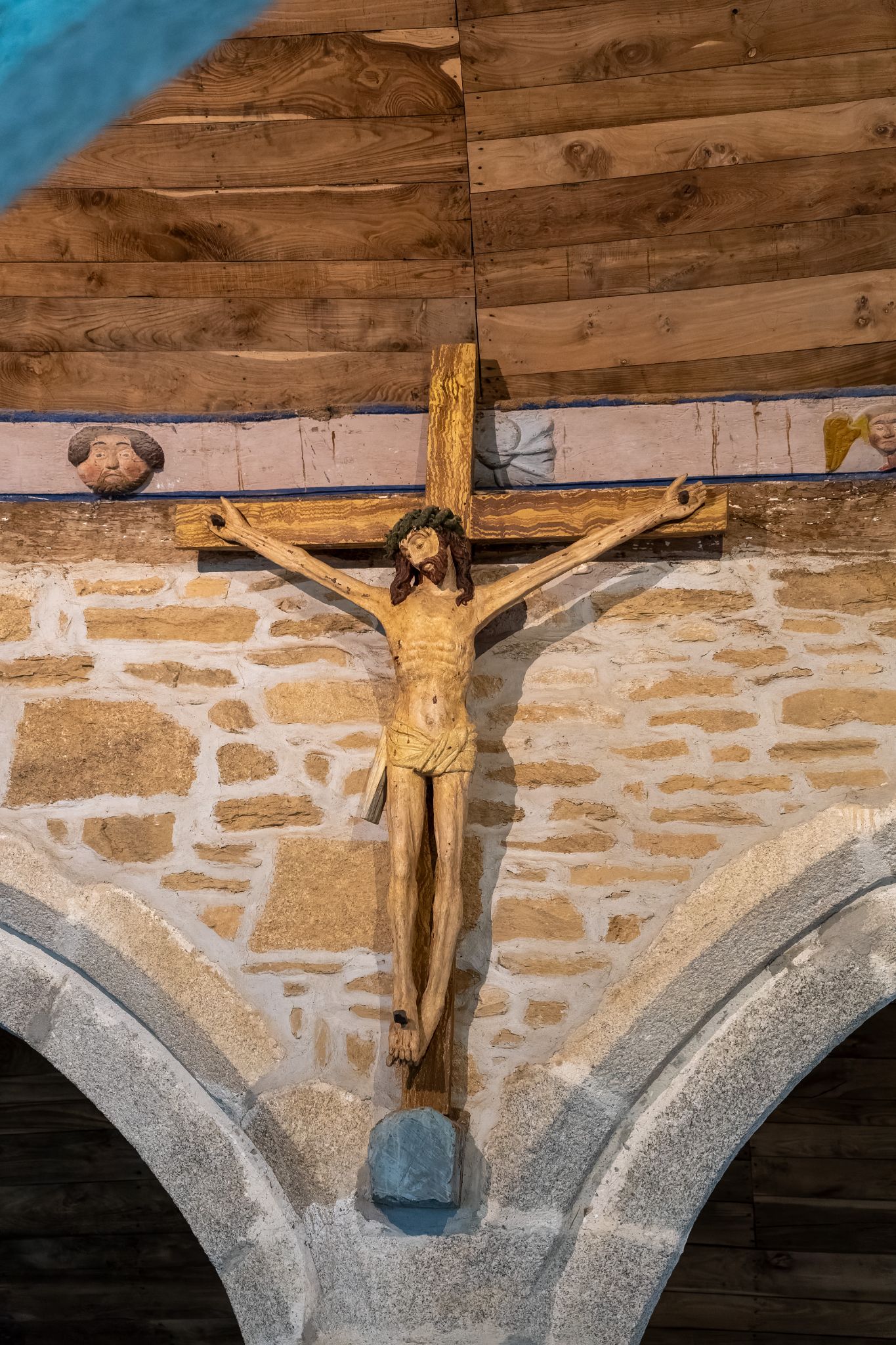 Die Chapelle de Trémalo in Pont-Aven ist eine eine schlichte, romanische Kapelle aus dem 16. Jh., bekannt für sein hölzernes Kruzifix, das Gauguin für sein „Gelbes Christus“-Gemälde inspirierte.
